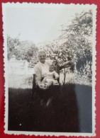 PH - Ph Petit Original - Grand-mère Avec Son Petit-fils Assis Dans Le Jardin à La Maison - Personnes Anonymes