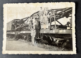 Photo Ancienne Originale Snapshot  TRAIN OUVRIERS TRAVAILLEURS  8,5X 6 CM ( RefJS2) - Trains