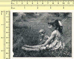 REAL PHOTO Kid Girl With Doll, Sitting In Grass , Fillette Avec Poupée Jouet Enfant ORIGINAL VINTAGE SNAPSHOT - Personnes Anonymes