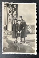 Photo Ancienne Originale Snapshot  1940 SOLDAT PANNEAU VILLE  L'ALLIER ? 8,5X 6 CM ( RefJS2) - Guerre, Militaire