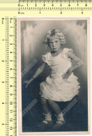 REAL PHOTO Cute Blonde Kid Girl In White Dress Fillette Blonde  Enfant ORIGINAL VINTAGE SNAPSHOT - Anonymous Persons