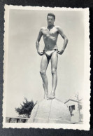 Photo Ancienne Originale Snapshot Homme Muscle Slip Gay Maillot De Bain   8,5X 6 CM ( RefJS2) - Guerre, Militaire