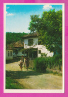 311984 / Bulgaria Gabrovo - Bozhentsi Village - Old Architecture - Old House First Day Of School PC 1977 Septemvri - Bulgarie