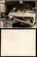 Foto  Soldat Am Tisch In Hütte WK1 Militaria 1917 Foto - War 1914-18