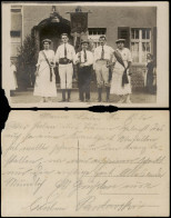 Foto  Festliche Gruppe, Fahnenträger Mann Frau 1918 Privatfoto - Non Classés