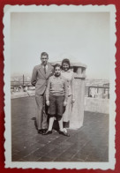 PH - Ph Petit Original - Père Avec Ses Enfants Adolescents Posant Sur La Terrasse D'un Immeuble - Anonymous Persons