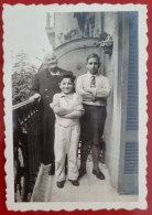 PH - Ph Petit Original - Grand-mère Avec Ses Petits-enfants Posant Sur Le Balcon De La Maison - Anonyme Personen