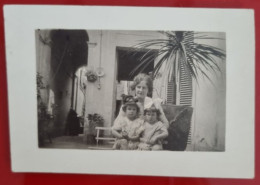 PH - Ph Petit Original - Grand-mère Avec Ses Petites-filles Assises Sur Une Chaise Dans Le Patio De La Maison - Personnes Anonymes