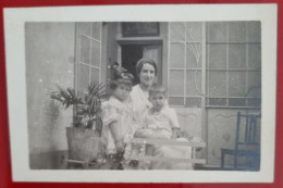 PH - Ph Petit Original - Grand-mère Avec Ses Petits-enfants Assis Sur Une Chaise Dans Le Patio De La Maison - Personnes Anonymes
