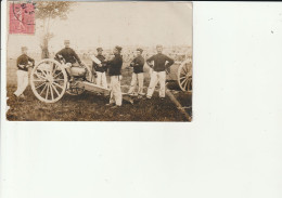 10- Camp De Mailly 1907 Carte Photo Militaires Sur Canon Avec à L'arrière Champ De Canons - Ausrüstung