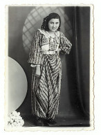 Photo Portrait D'une Jeune Femme Fille Gitane Souriante Vêtue D'un Ethnique Harem Pantalon Bouffant, Balkans 30s - Anonieme Personen