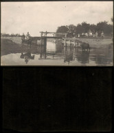 Ansichtskarte  Militär/Propaganda 1.WK Soldaten Dorf Holzbrücke Ochse 1915 - War 1914-18