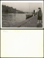 Ansichtskarte  Frau Am Fluß, Brücke Und Boot 1962 - Personnages