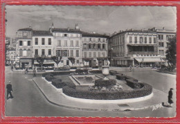Carte Postale 82. Montauban  Place De La Préfecture   Très Beau Plan - Montauban