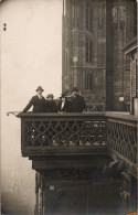CP Carte Photo D'époque Photographie Vintage Groupe Cathédrale Balcon  - Couples