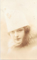 Carte Photo D'une Belle Dame Avec Chapeau - Frauen