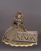 Pin's   Les Délices De Ninon Confiserie Petite Fille Habillée En Marquise Réf 755 - Other & Unclassified