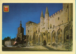 84. AVIGNON – Le Palais Des Papes La Nuit / Blason (voir Scan Recto/verso) - Avignon (Palais & Pont)