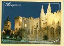 84. AVIGNON – Le Palais Des Papes Et La Cathédrale Notre-Dame Des Doms Illuminés (voir Scan Recto/verso) - Avignon (Palais & Pont)