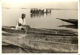 Photographie Photo Snapshot Anonyme Vintage Afrique Africa Pirogue Pêcheur - Africa
