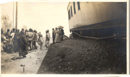 Photographie Photo Snapshot Anonyme Vintage Groupe Train Wagon  - Trains