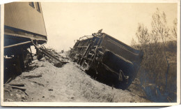 Photographie Photo Snapshot Anonyme Vintage Accident Déraillement  Train Wagon  - Trains
