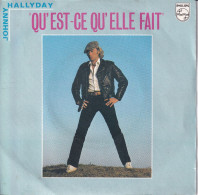 JOHNNY HALLYDAY   - FR SP  -  QU'EST-CE QU'ELLE FAIT  + 1 - Autres - Musique Française