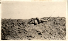 Photographie Photo Snapshot Anonyme Vintage Militaire Mort Blessé ?  - Guerre, Militaire