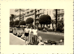 Photographie Photo Snapshot Anonyme Vintage Nice 06 Deux Chevaux Vespa - Lieux