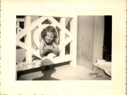 Photographie Photo Snapshot Anonyme Vintage Ombre Enfant Drôle  - Anonieme Personen