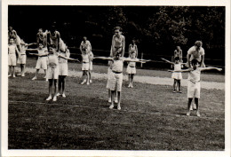 Photographie Photo Snapshot Anonyme Vintage Garçon Gymnastique équilibre  - Autres & Non Classés