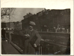 Photographie Photo Snapshot Anonyme Vintage Jeune Homme Mode Montre Casquette  - Personnes Anonymes