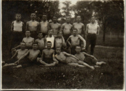 Photographie Photo Snapshot Anonyme Vintage Beau Bel Jeune Homme Groupe Short - Personnes Anonymes