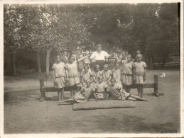 Photographie Photo Snapshot Anonyme Vintage Jeune Fille école Gymnastique  - Autres & Non Classés