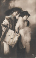 Deux Jeunes Femmes Avec De  Beaux Chapeaux - Frauen
