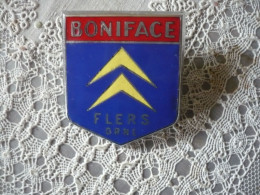 D 61 - FLERS - ( Orne )  Insigne De Calandre - Logo -  Citroën -  ( Au Nom De Boniface ) - Voitures