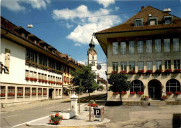 Huttwil - Das Blumenstädtchen Im Emmental  - Marktgasse Mit Kirchgemeindehaus Und Stadthaus - Huttwil
