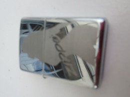 Briquet  Ancien Peu Usagé/ ZIPPO / Métal Chromé/ Avec Profil  En Pied De Jeune Femme /Vers 2002    CIG101 - Zippo