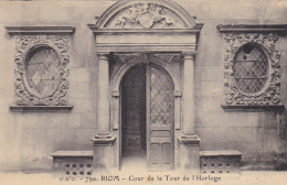 Delcampe - CPA Riom, Cour De La Tour De L'Horloge (pk88400) - Riom