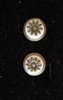 Autres Collections -   Boutons De Col Ancien Décor De Marguerite - Cuff Links & Studs