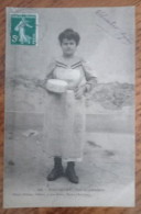 Delcampe - Roquefort (Aveyron) - Type De Cabanière Tenant Un Fromage - Roquefort