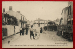 Delcampe - CPA Le Poiré-sur-Vie - La Route De La Roche-sur-Yon, à L'embranchement De La Route De Belleville          (85 France) - Poiré-sur-Vie