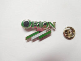 Delcampe - Beau Pin's En EGF  , Auto Ford Orion , Verso Quadrillé - Ford