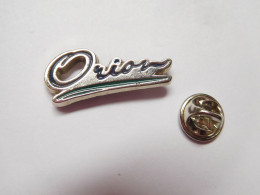Delcampe - Beau Pin's En Relief  , Auto Ford Orion , Signé SCM - Ford