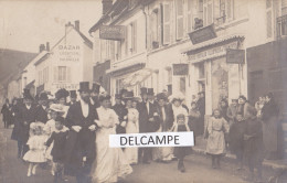 Delcampe - 89 VERMENTON - Carte Photo D'une Noce, Le Cortège Passant Devant Le Magasin Du Photographe GROUT éditeur De Cartes P - Vermenton
