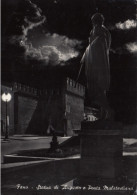 Delcampe - CARTOLINA  FANO PESARO MARCHE STATUA DI AUGUSTO E PORTA MALATESTIANA VIAGGIATA 1957   Y13 - Pesaro
