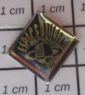 1717 Pin's Pins / Beau Et Rare / ESPACE / ESPACE JULIEN MARSEILLE SATURNE PLANETE A ANNEAUX - Space
