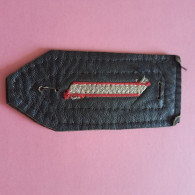 Galon Court De Sergent Sur Patte De Cuir Pour Veste De Feu - Firemen