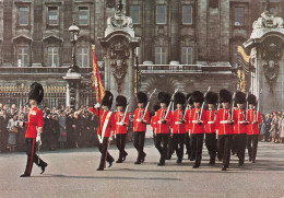 ROYAUME-UNI - Changing Of The Guard At Buckingham Palace - This Military Ceremony Takes Daily - Animé - Carte Postale - Buckingham Palace