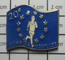 Delcampe - 713E Pin's Pins / Beau Et Rare / SPORTS / ATHLeTISMe DRAPEAU EUROPE 20e CORRIDA D'HOUILLES - Athlétisme